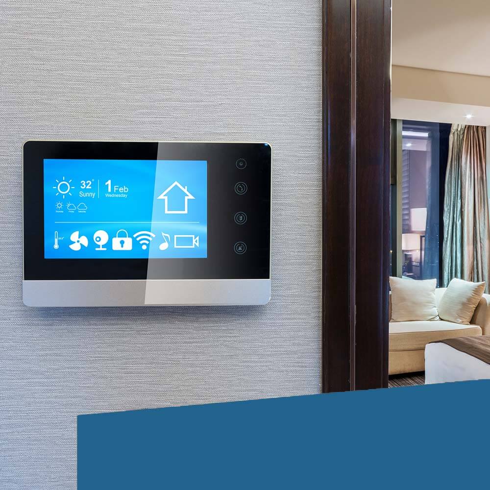 Smarthome Anlage an einer Zimmerwand